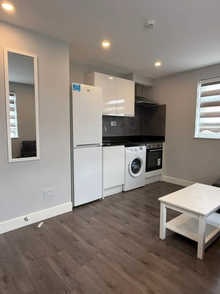 Flat Branksome Avenue in Greater London