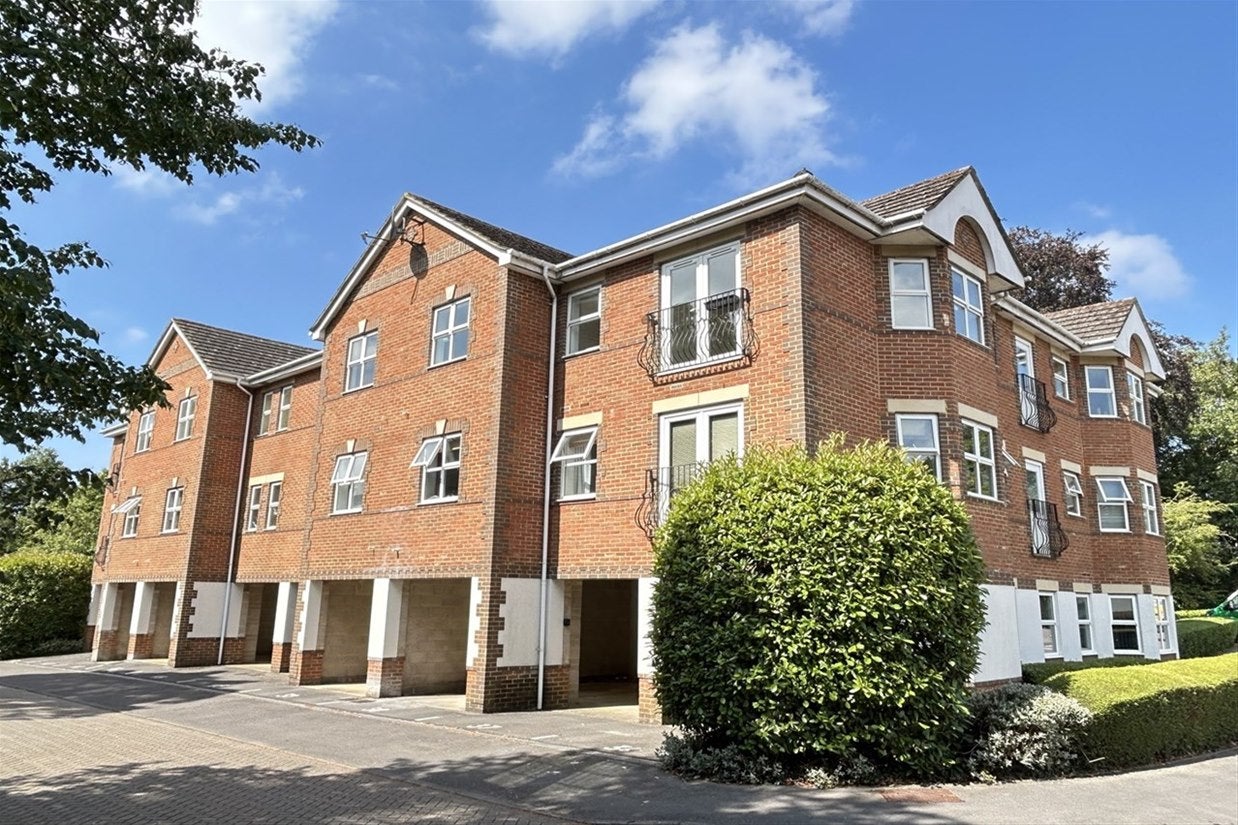 Flat Regent Court in Basingstoke