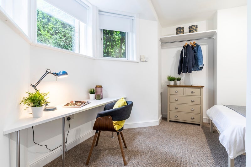 Room Cardigan Road in Leeds