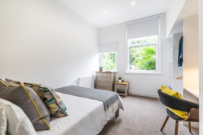 Room Cardigan Road in Leeds