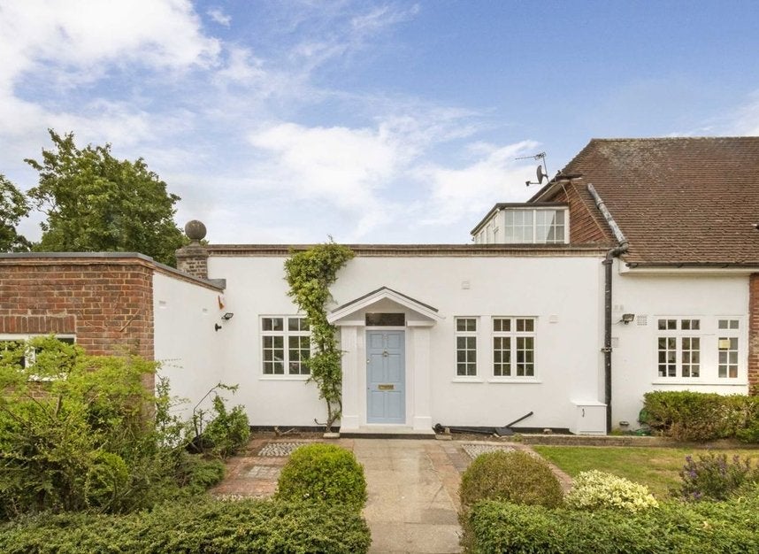 House Ravenswood Court in Greater London