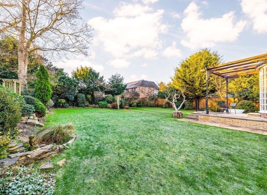 House Ravenswood Court in Greater London