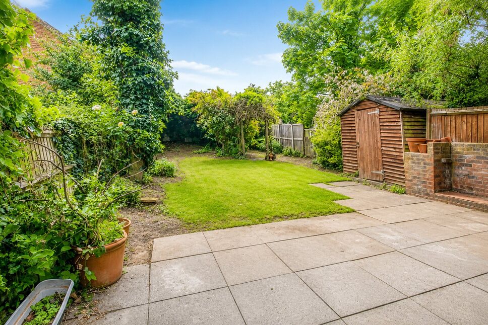 Flat Lansdowne Road in Greater London