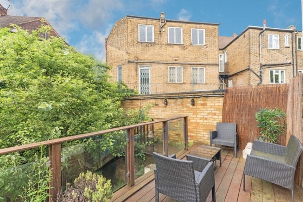 Flat Ingham Road in Greater London