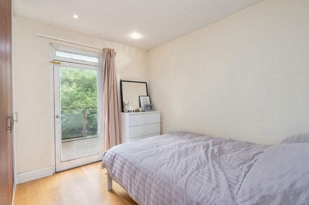 Flat Ingham Road in Greater London