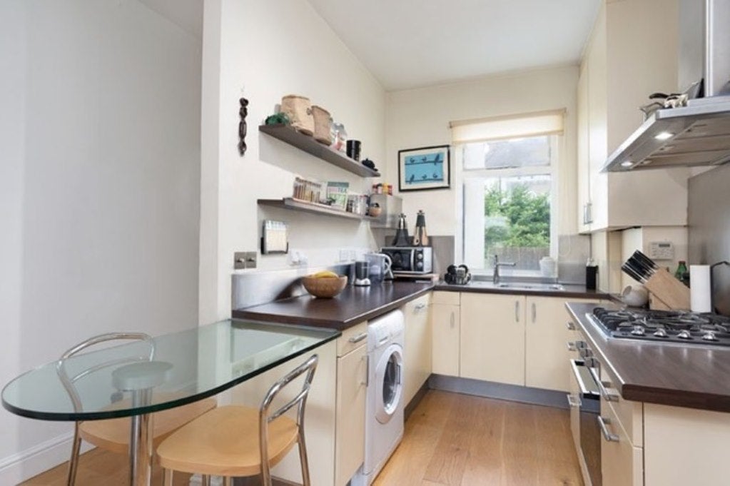 Flat Ingham Road in Greater London