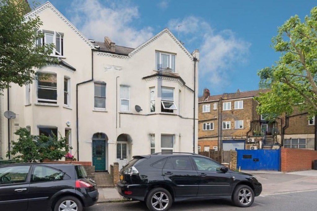 Flat Ingham Road in Greater London