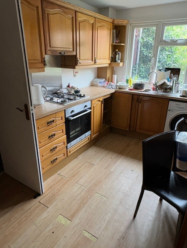 Room Robert Keen Close in Greater London