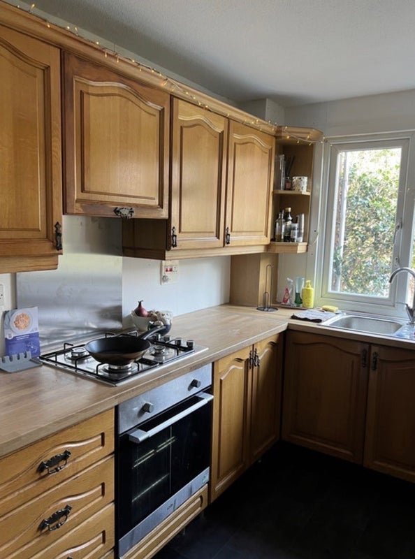 Room Robert Keen Close in Greater London