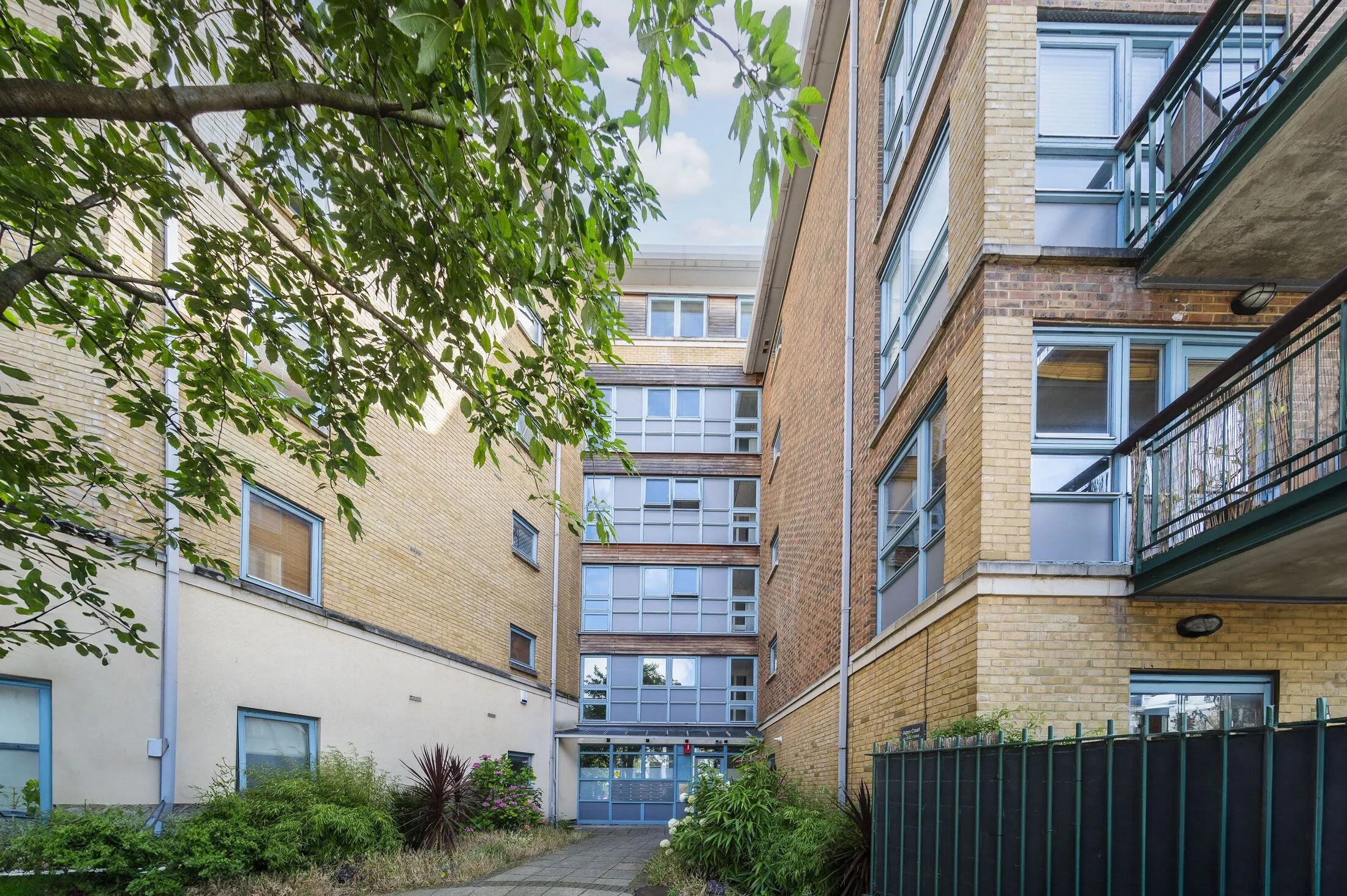 Flat Queen's Drive in Greater London