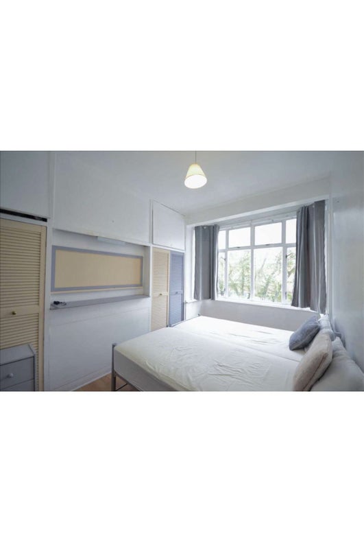 Room Caledon Road in Greater London