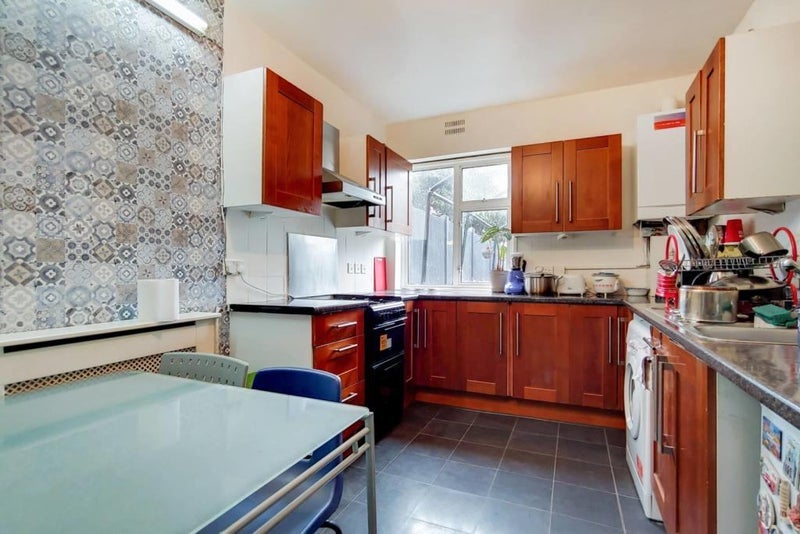 Room Caledon Road in Greater London