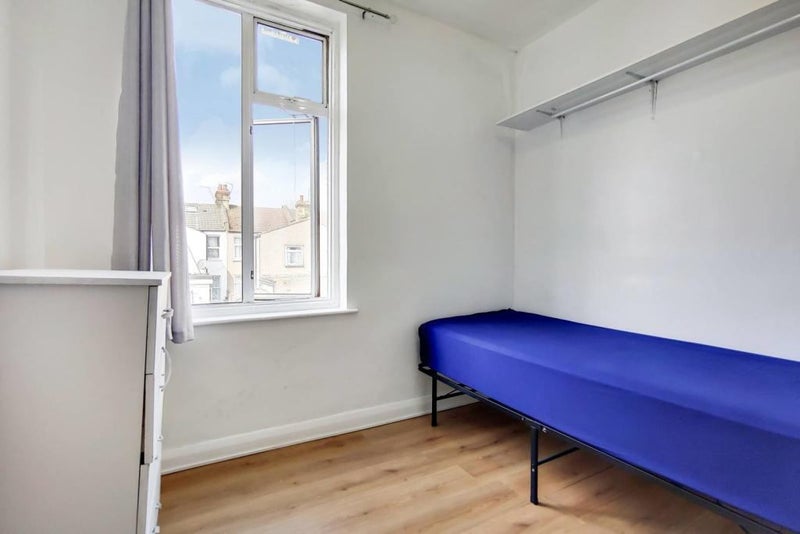 Room Caledon Road in Greater London