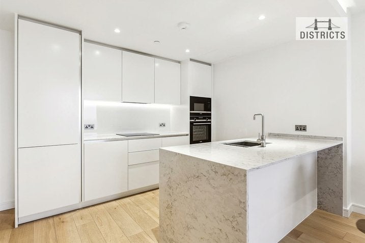 Flat South Quay Walk in Greater London