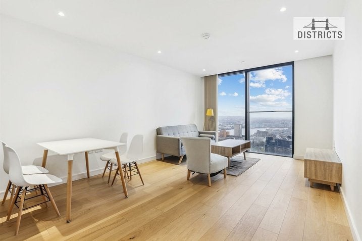 Flat South Quay Walk in Greater London