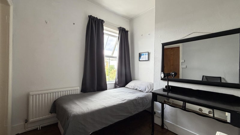 Room Rosebank Road in Greater London