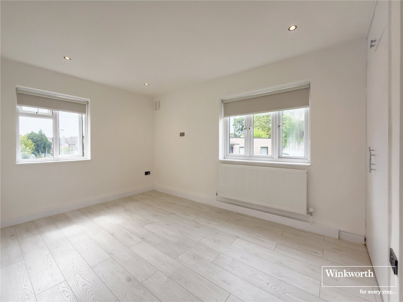Flat Kings Drive in Greater London