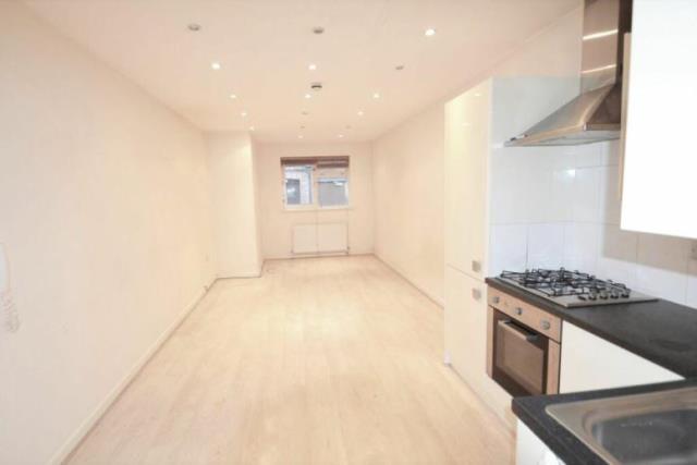 Flat Finchley Road in Greater London
