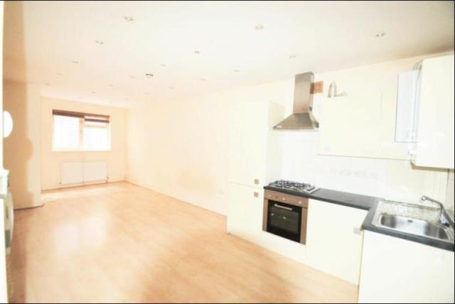 Flat Finchley Road in Greater London