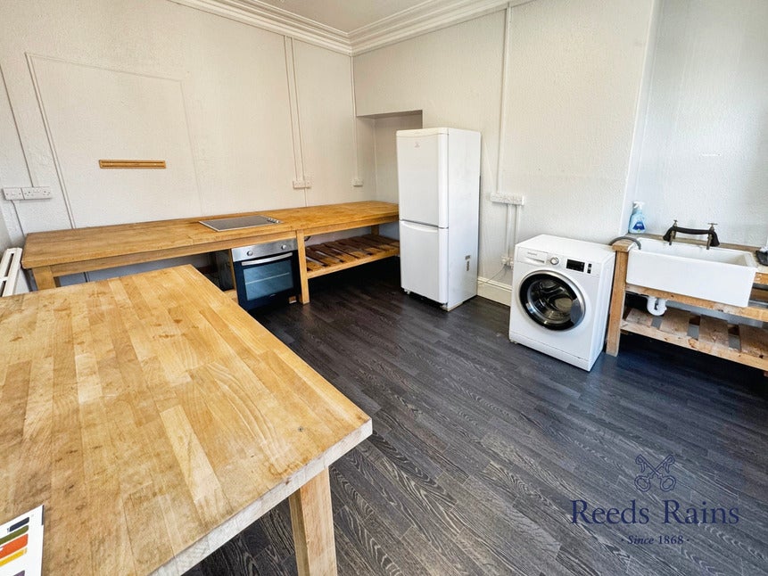 Flat Holderness Road in Kingston Upon Hull