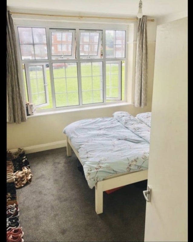 Flat Wynash Gardens in Greater London