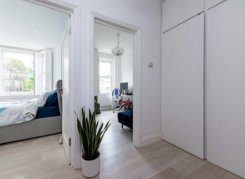 Flat Hillmarton Road in Greater London