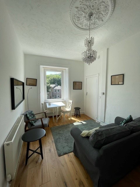 Flat Meadowbank Crescent in City of Edinburgh