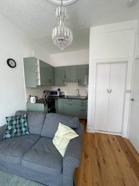 Flat Meadowbank Crescent in City of Edinburgh