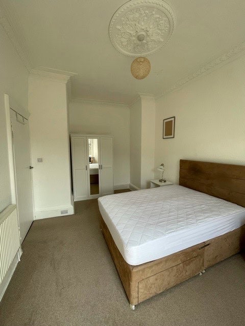 Flat Meadowbank Crescent in City of Edinburgh