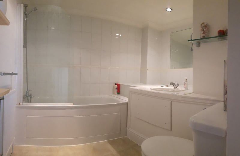 Room Sisters Avenue in Greater London