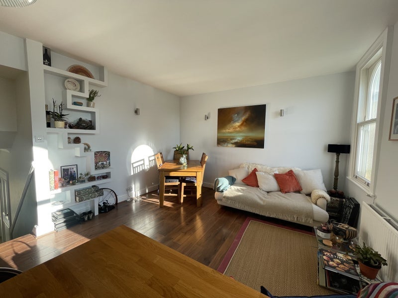 Room Sisters Avenue in Greater London