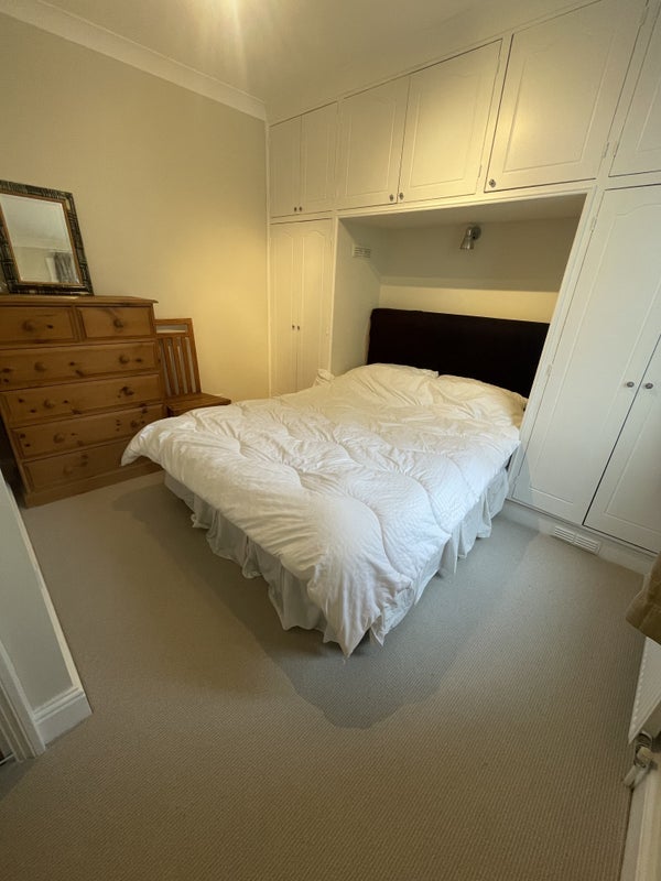 Room Sisters Avenue in Greater London
