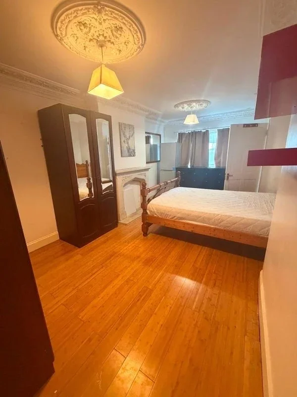 Room Westminster Avenue in Greater London