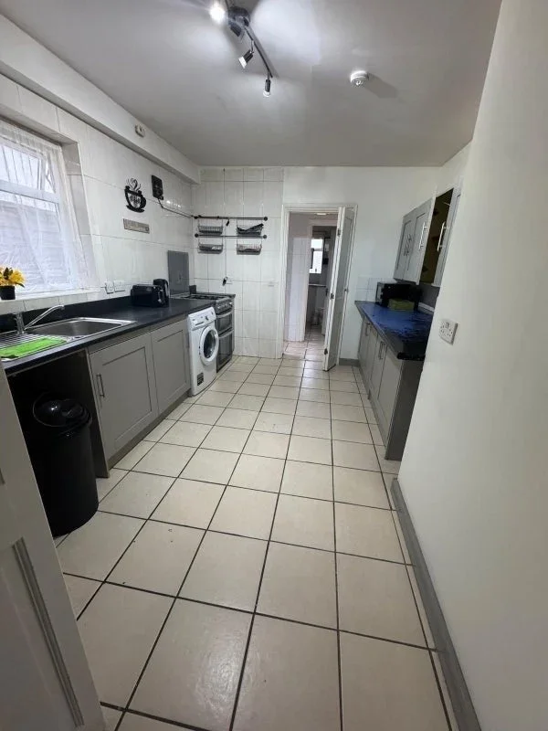 Room Westminster Avenue in Greater London