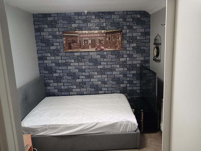 Room Peronne Crescent in Blackburn