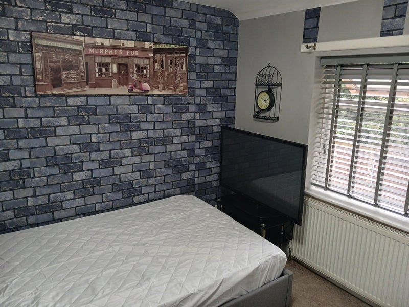 Room Peronne Crescent in Blackburn