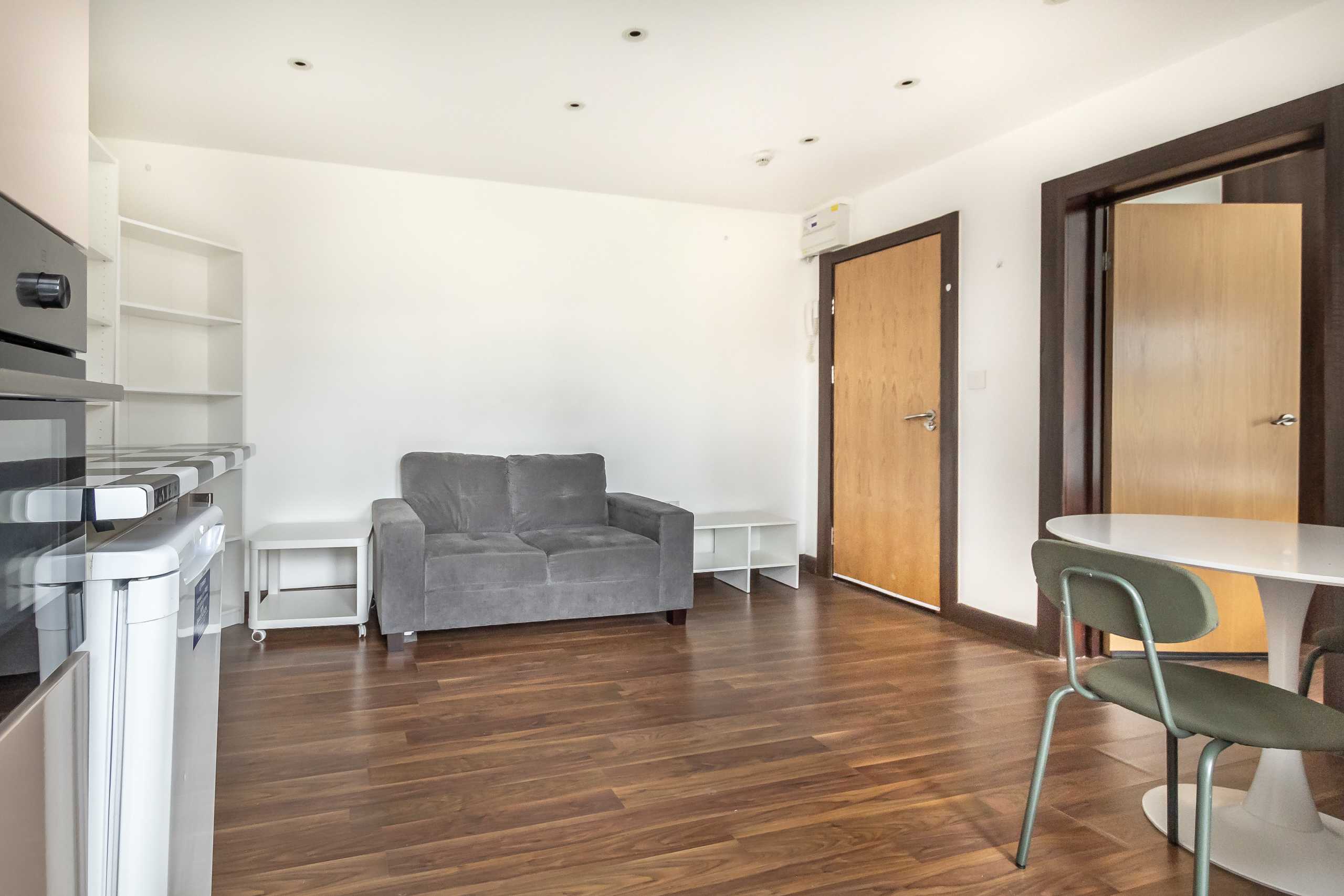 Flat Quex Road in Greater London