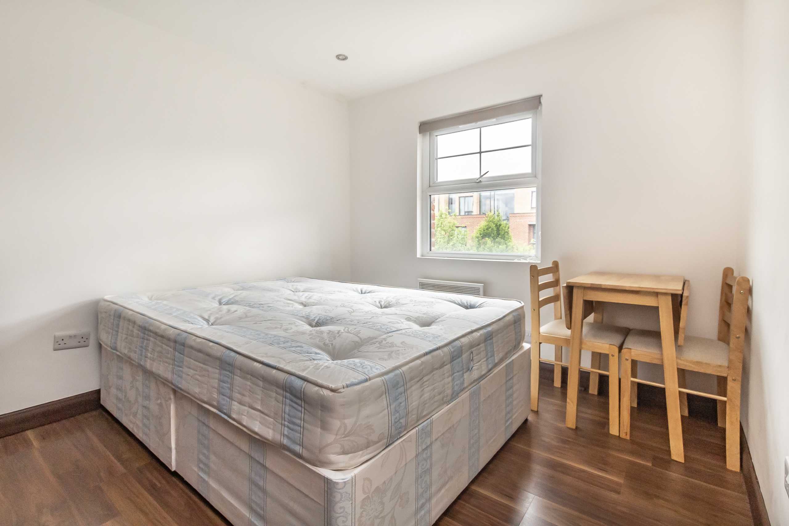 Flat Quex Road in Greater London