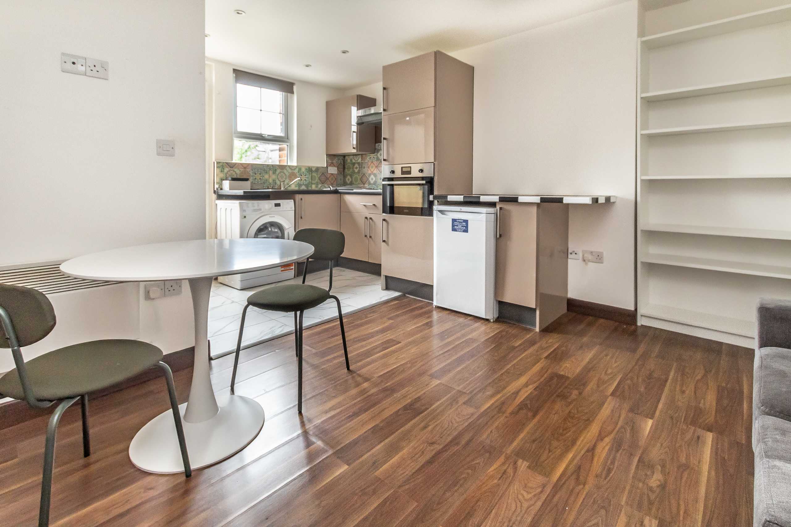 Flat Quex Road in Greater London