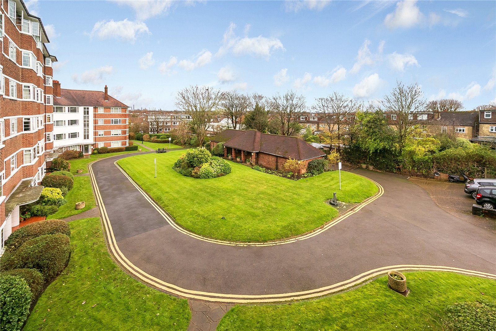 Flat Deanhill Road in Greater London