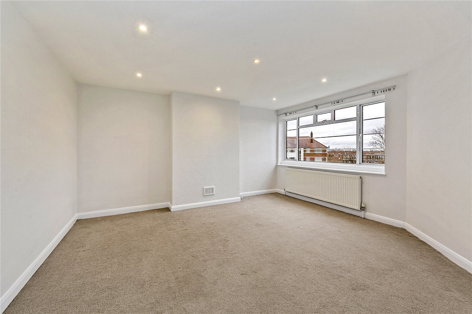 Flat Deanhill Road in Greater London