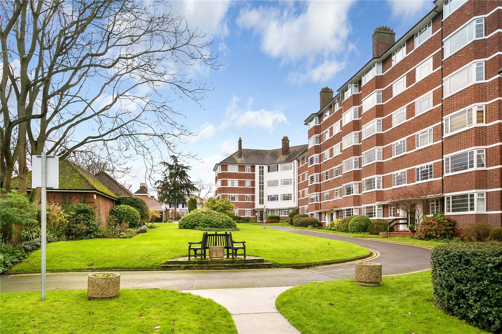 Flat Deanhill Road in Greater London