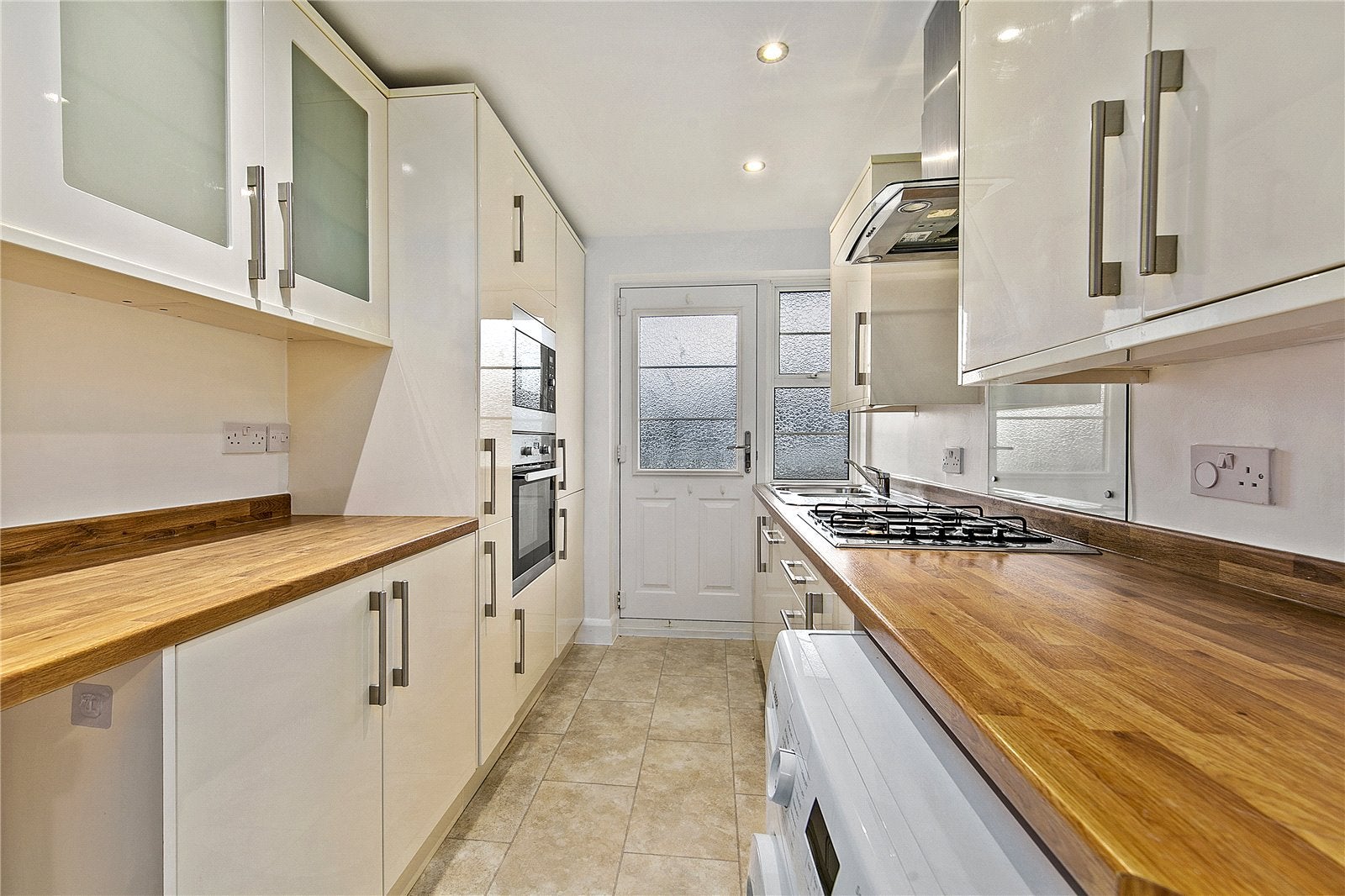 Flat Deanhill Road in Greater London