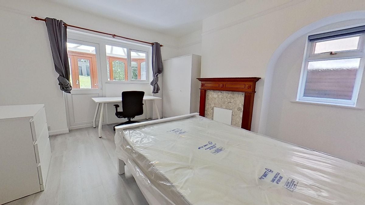 Room Ashenden Road in Guildford