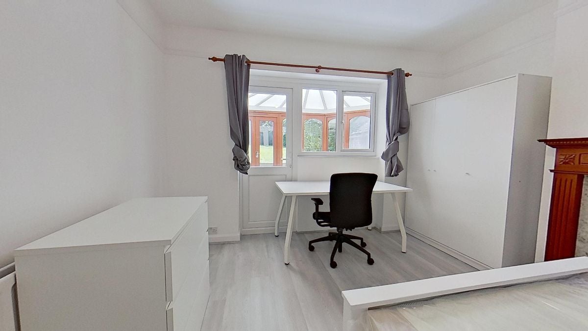 Room Ashenden Road in Guildford