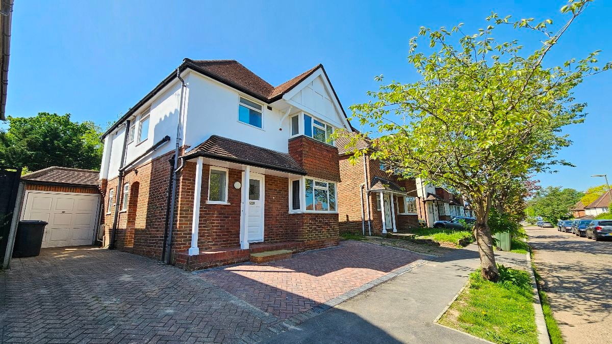 Room Ashenden Road in Guildford