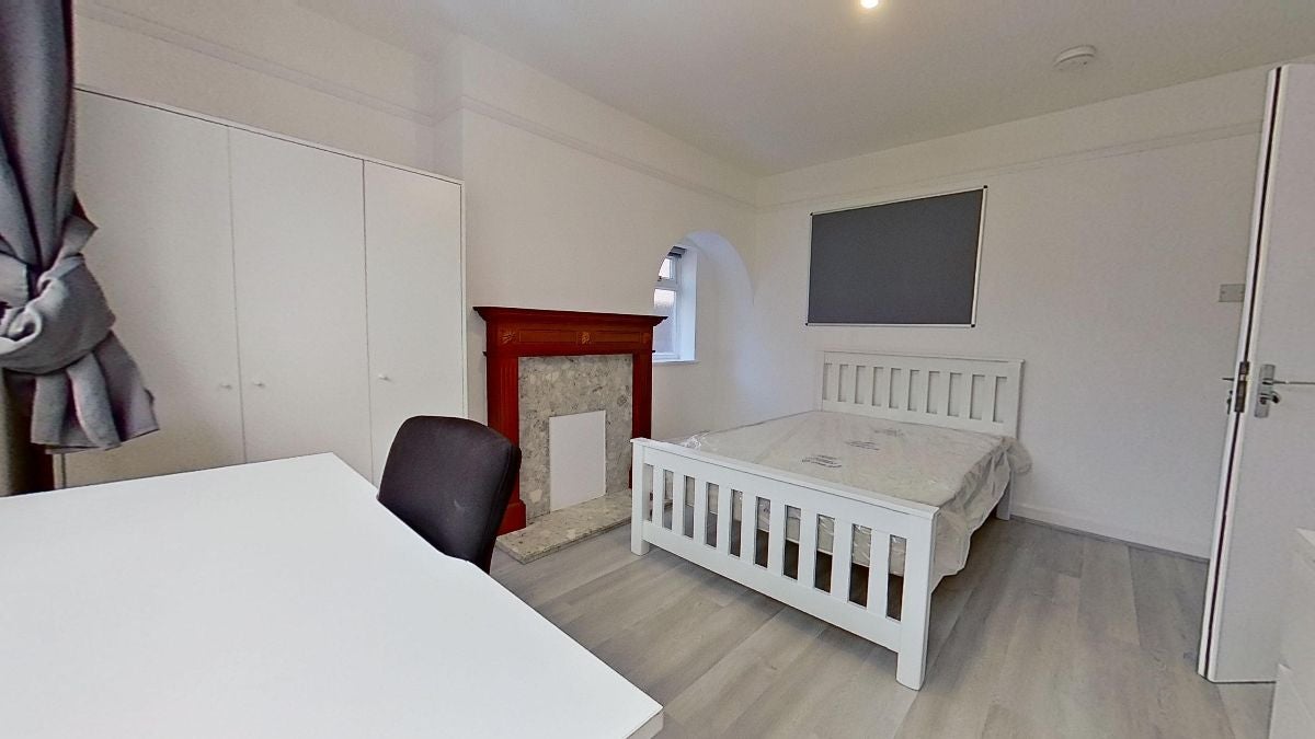 Room Ashenden Road in Guildford