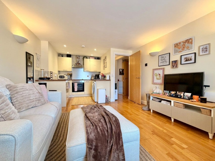 Flat Coombe Street in Exeter