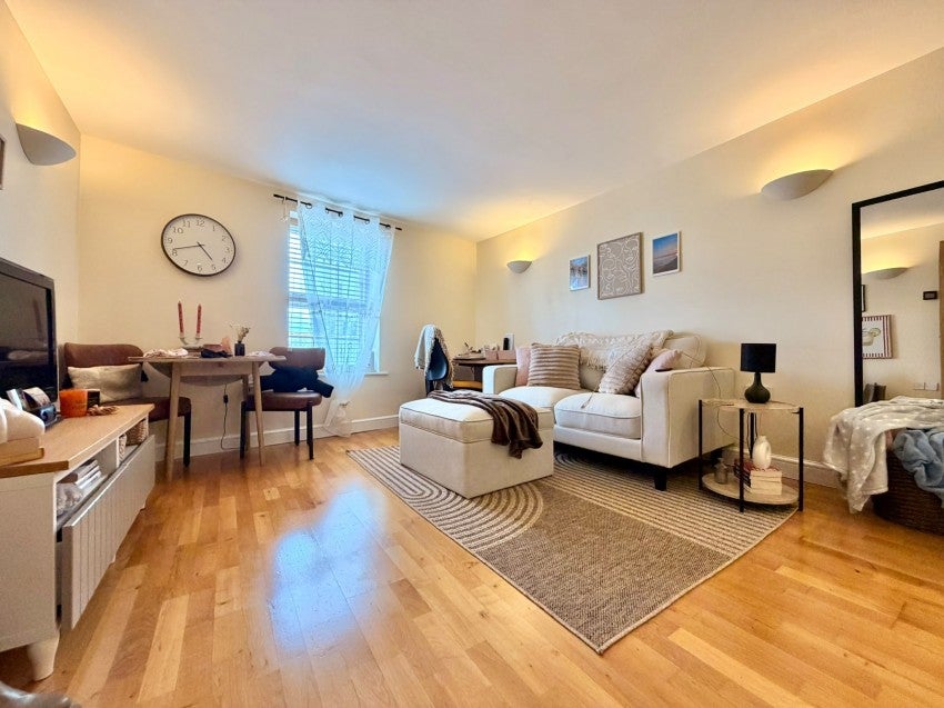 Flat Coombe Street in Exeter