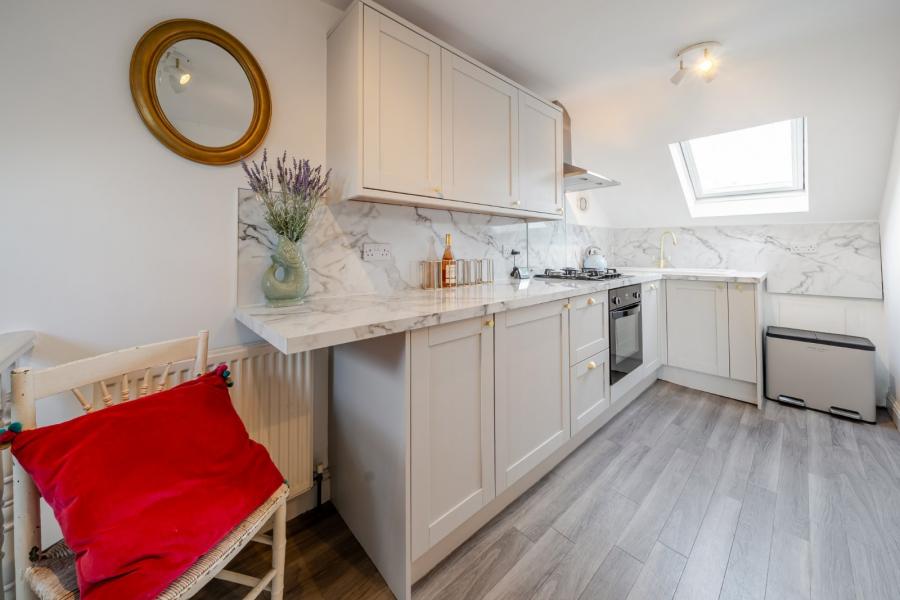 Flat Bedford Hill in Greater London